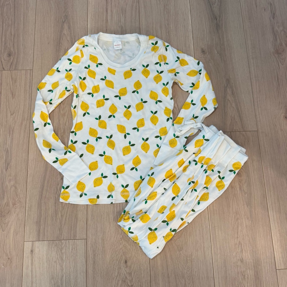 Hanna Andersson White and Yellow Pajama Set with Lemon Print